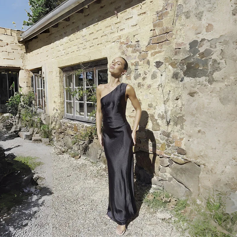 שמלת מקסי סאטן כתפייה אחת בשילוב שסע - איירה