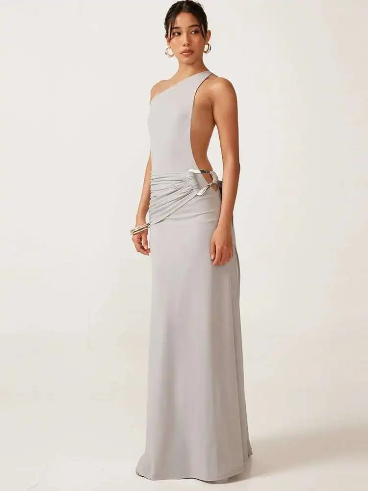 שמלת מקסי כתפיה אחת גב פתוח בעיטור כיווצים ואבזם - גוון