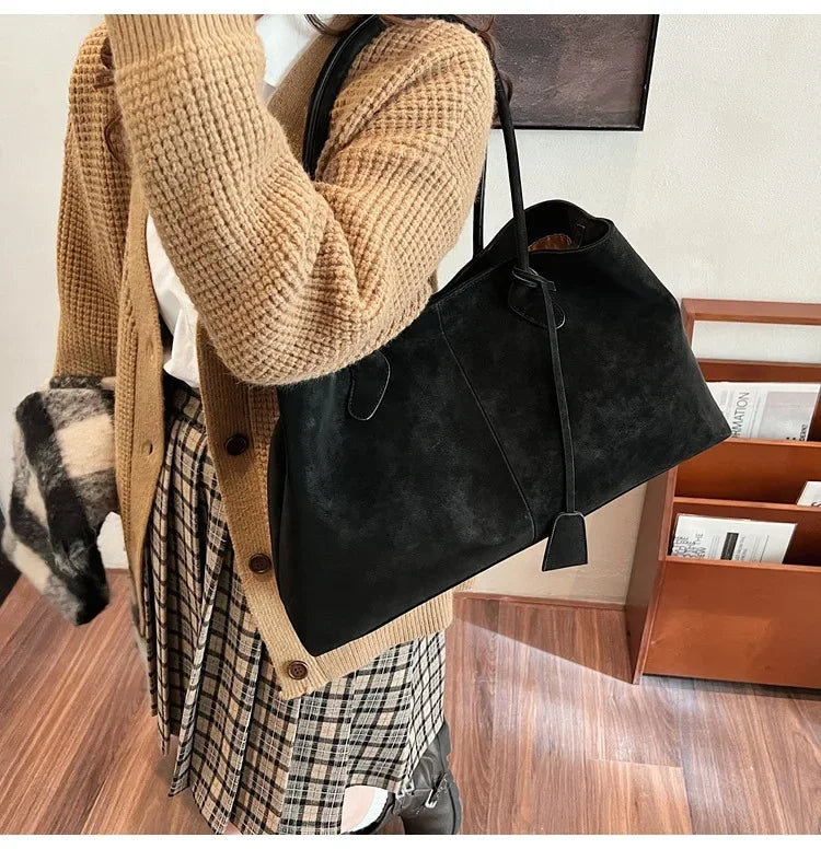 Suede bag with classic design