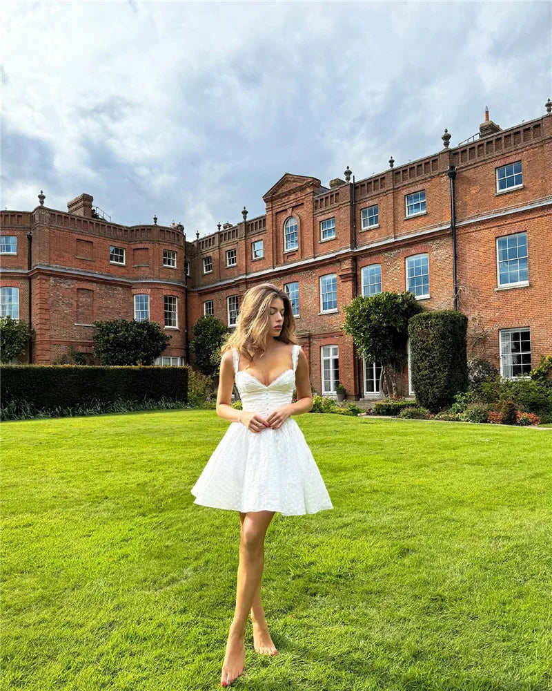 שמלת מיני סטייל כפרי בגזרת A בעיצוב רקמת פרחים - אמנדה