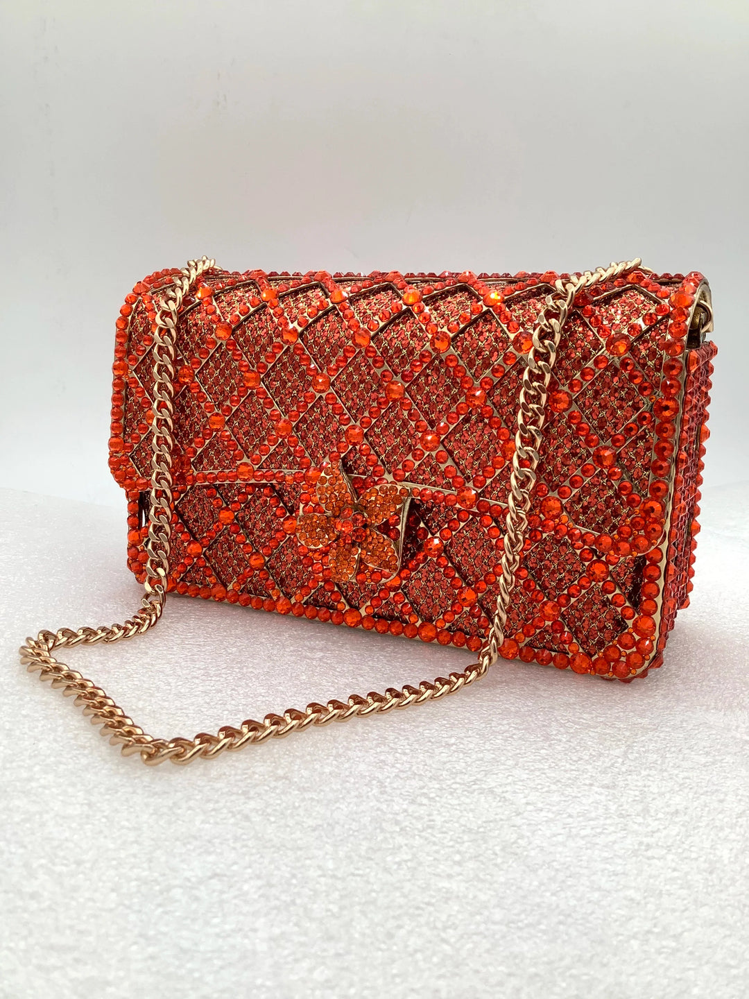 Sequin bag with diamond pattern and flower decoration