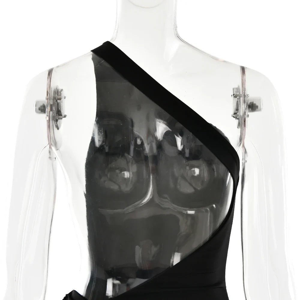 שמלת מקסי כתפיה אחת גב פתוח בעיטור כיווצים ואבזם - גוון