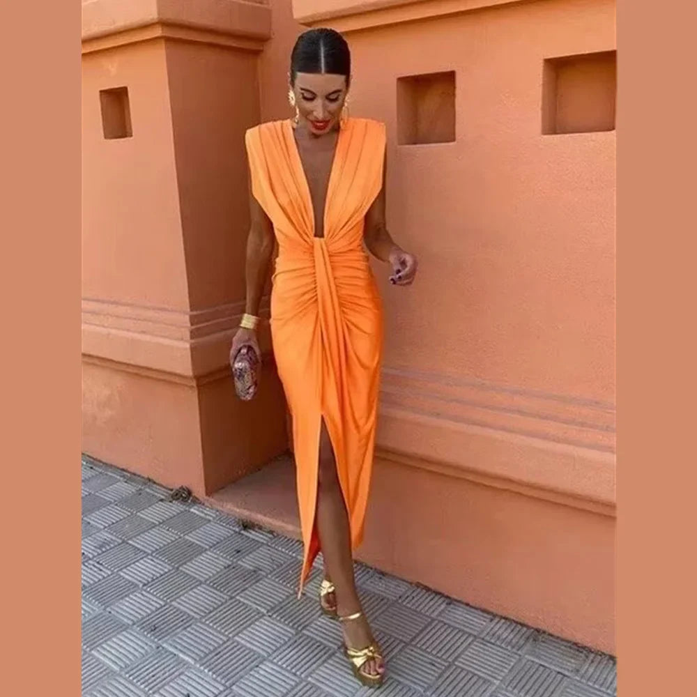 שמלת מידי סאטן בעיצוב כיווצים ומחשוף עמוק - ברי