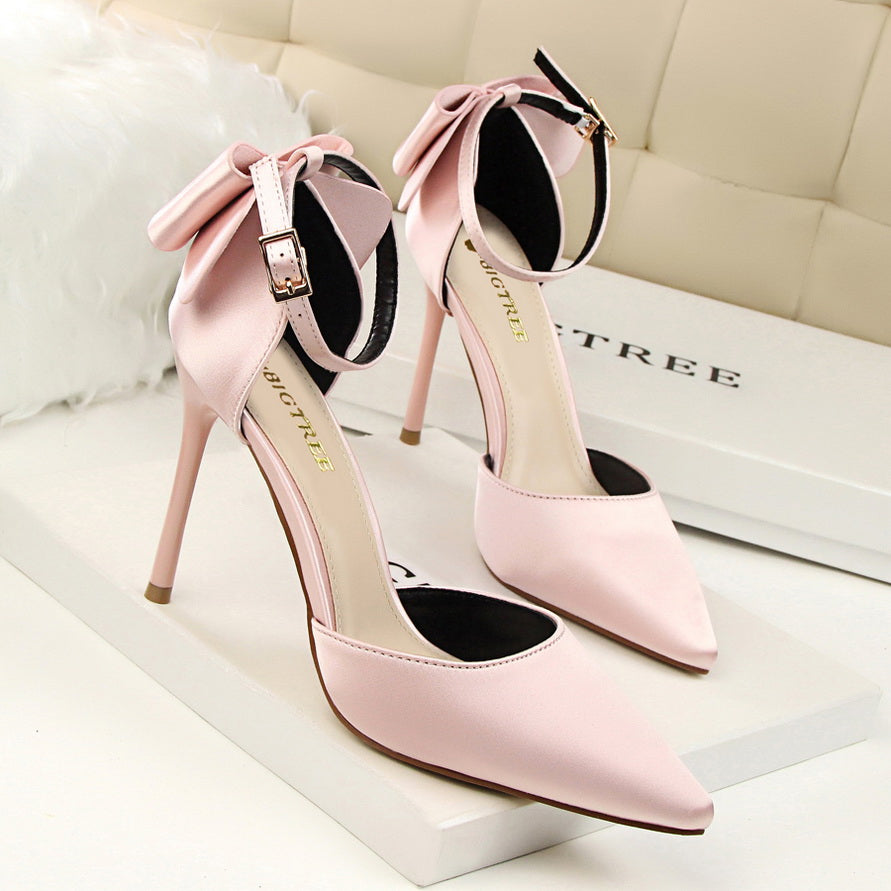 נעלי עקב שפיץ בד משי בעיטור פפיון - BIANCA