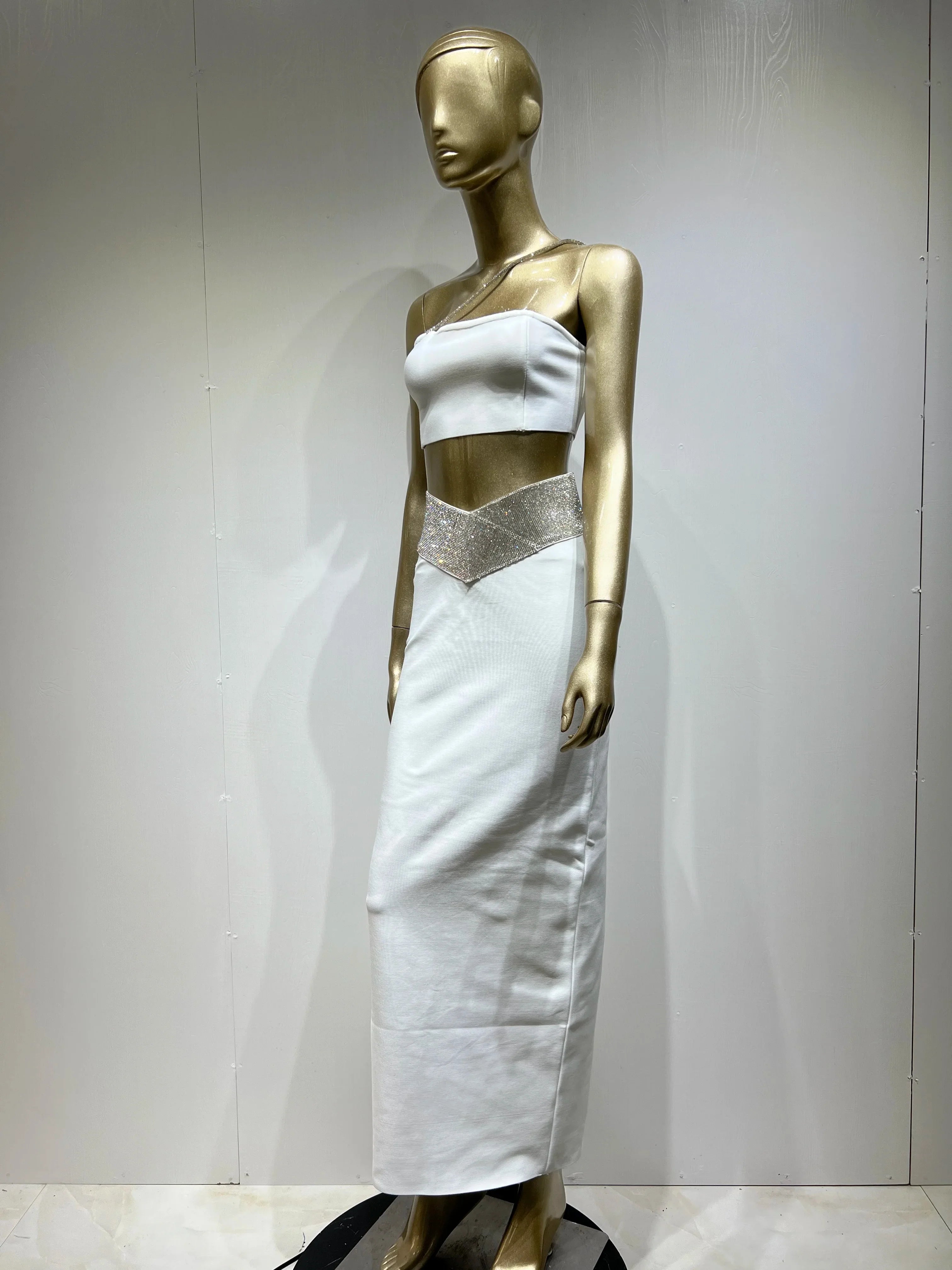 סט שני חלקים בעיטור זרקונים חצאית מקסי וטופ סטרפלס - LUAN