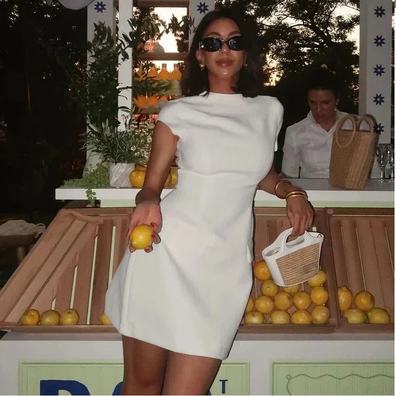 שמלת מיני מחויטת בגזרת שעון חול בעיטור כיסים - נילס