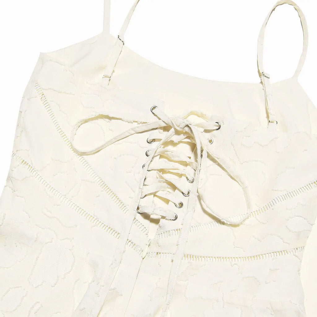 שמלת מיני שיפון בגזרת A בעיטור רקמת איורי פרחים בעיצוב קשירה בגב להצמדה במותן - Allyson