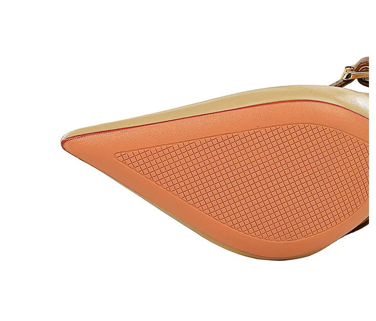 נעלי עקב שפיץ דמוי עור בעיטור אבזם - MARGARET