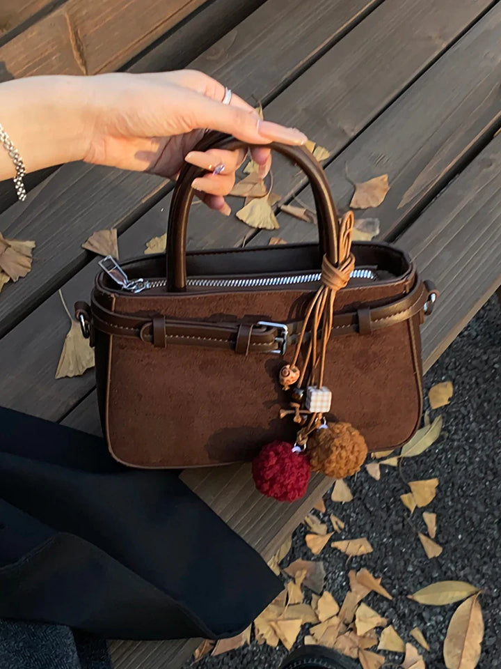 Suede bag with retro design + accessories