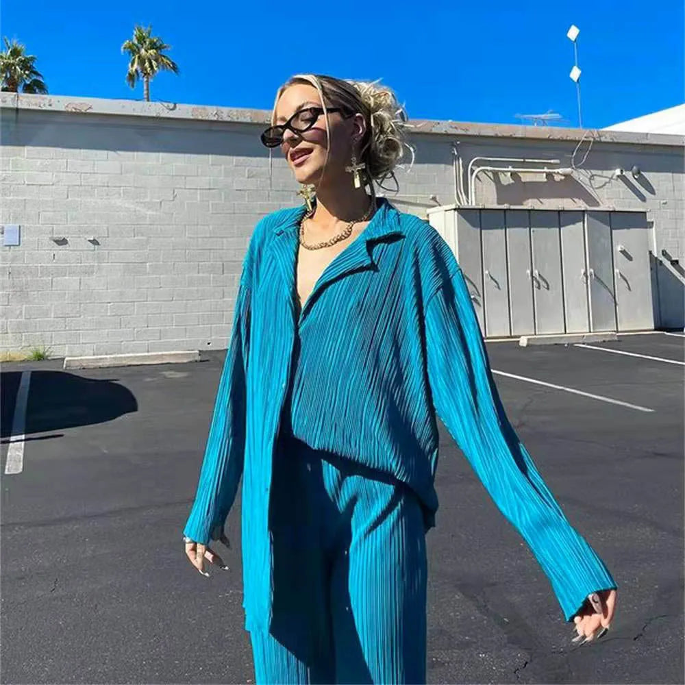 חליפת שני חלקים בעיצוב כיווצים בד מבריק - ניב