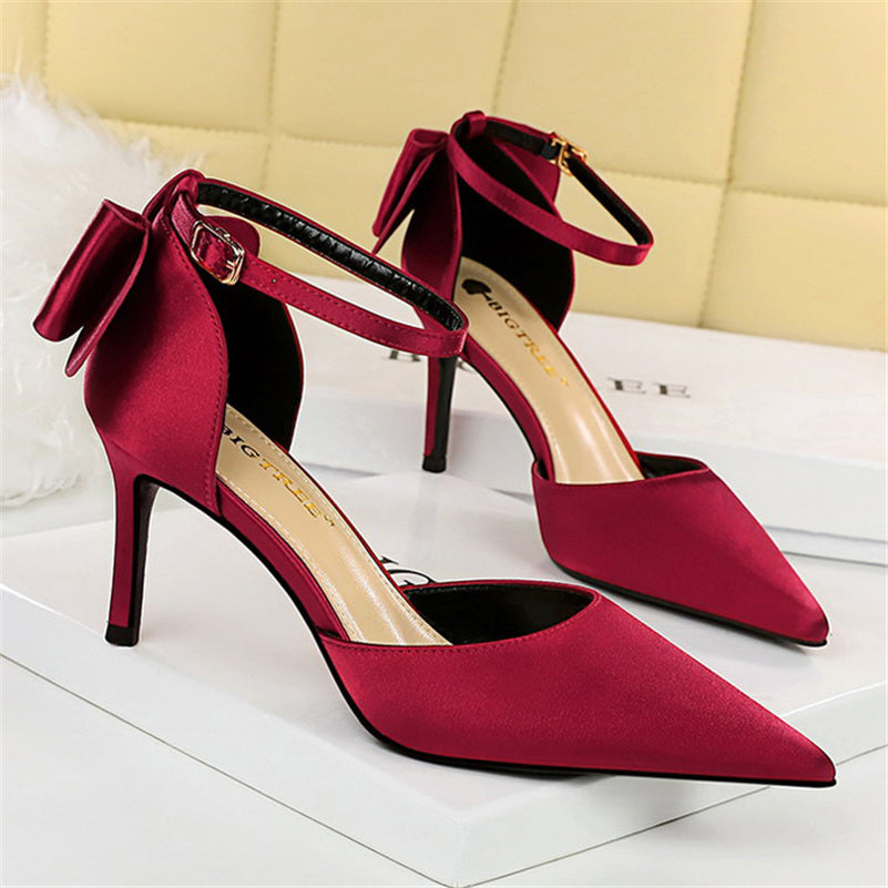 נעלי עקב שפיץ בד משי בעיטור פפיון - BIANCA