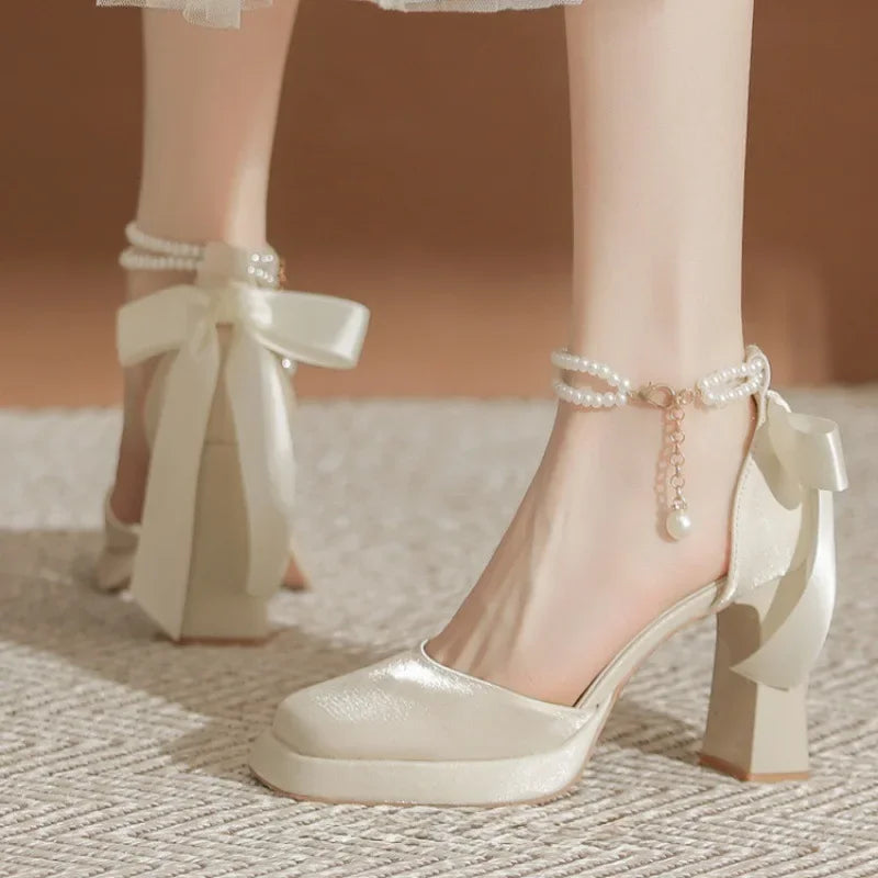 נעלי עקב קטיפה בעיטור פנינים ופפיון - ויטה