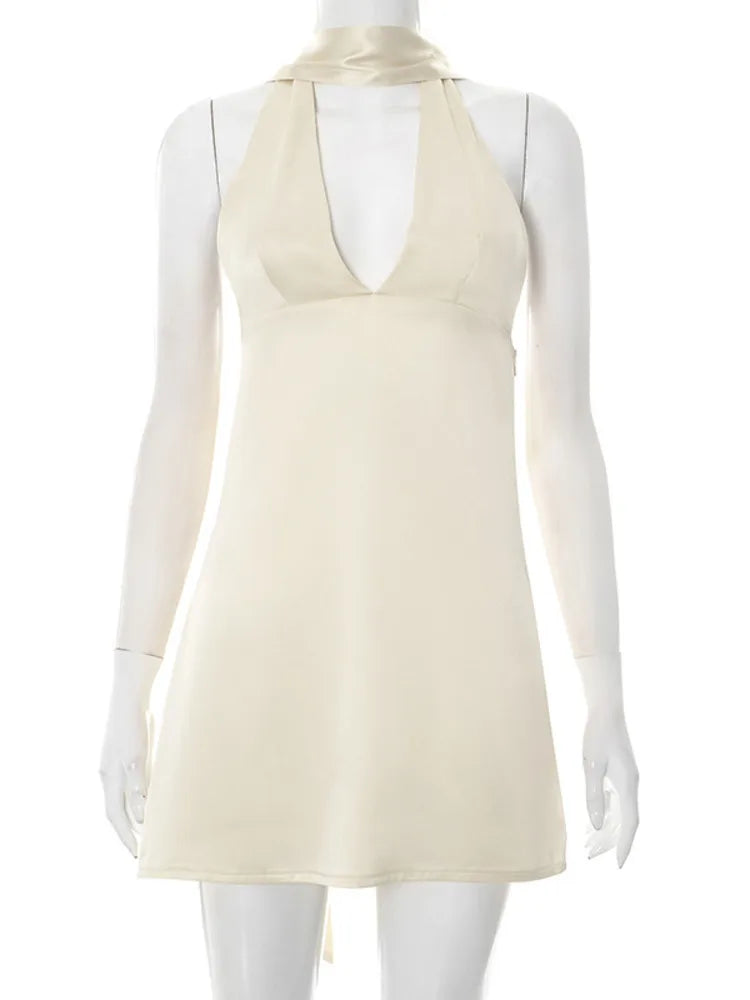 שמלת מיני סאטן מחשוף V בעיטור צעיף תואם - קרינה