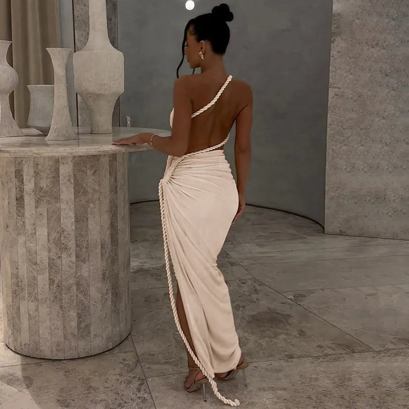 שמלת מקסי כתפייה אחת בעיצוב פתח ושסע בעיטור צמה - פנמה