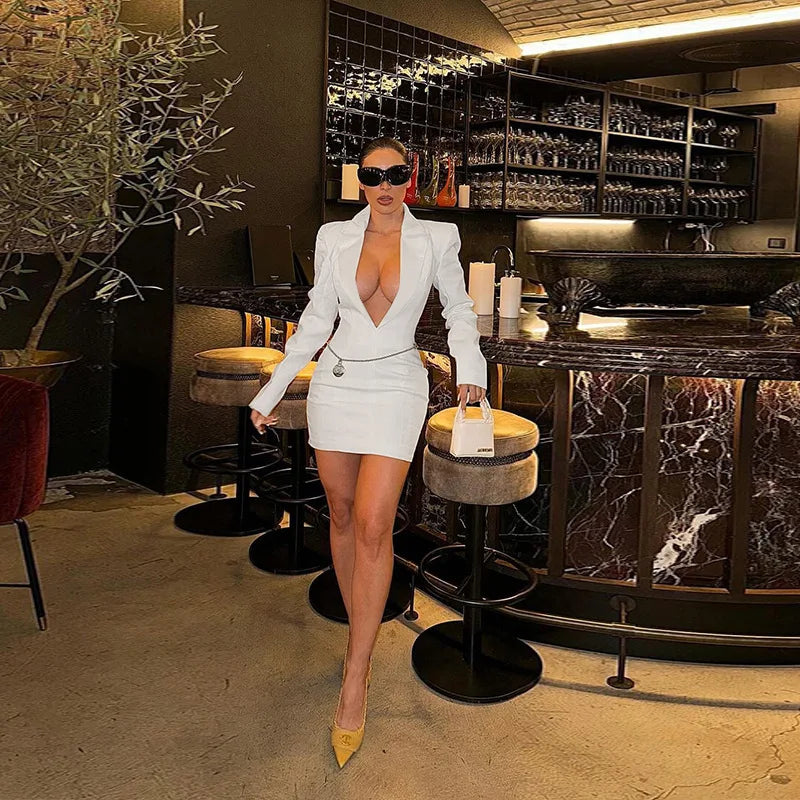 שמלת מיני מחויטת מחשוף V עמוק - היילה