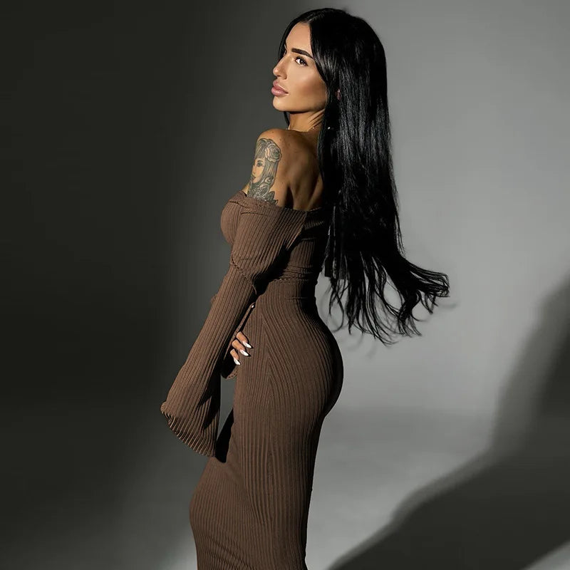 שמלת מקסי סרוגה כתפיים חשופות שרוולי פעמון בעיטור שסע קטן - ניב