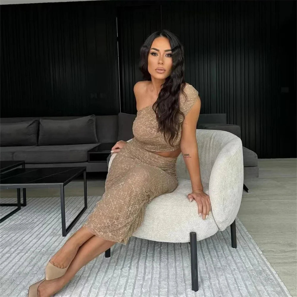 סט שני חלקים טופ כתפייה אחת וחצאית מידי בעיצוב קפלים תחרה בעיטור זרקונים - MELLISA