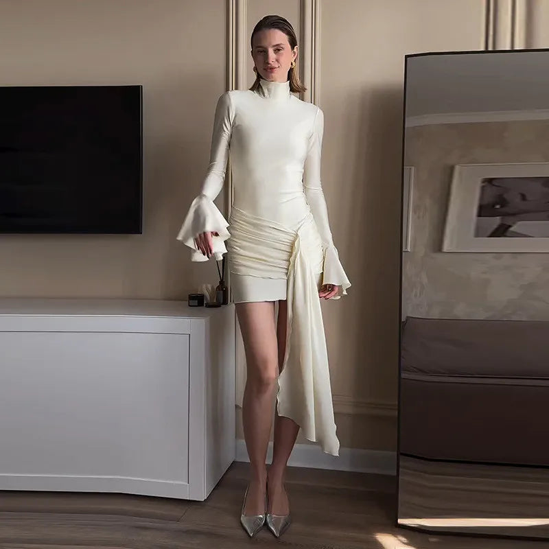 שמלת מיני צווארון גולף שרוולי פעמון בעיטור שובל - ג'נה