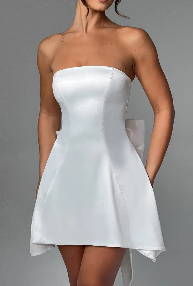 שמלת מיני סטרפלס סאטן בגזרת A בעיטור פפיון בעיצוב אסימטרי - Roselyn