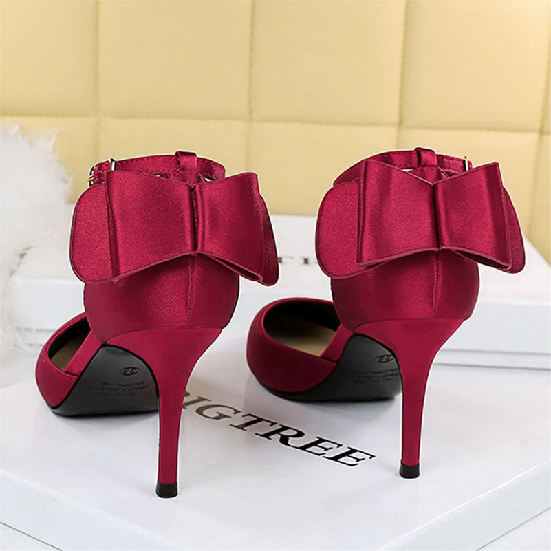 נעלי עקב שפיץ בד משי בעיטור פפיון - BIANCA