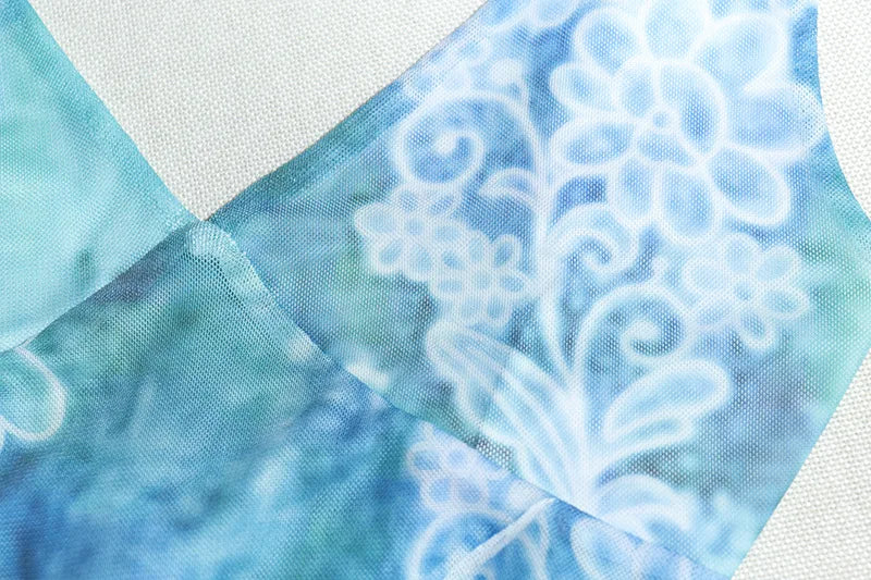 סט שני חלקים בהדפס טרופי טופ וחצאית מקסי מלמלה בעיצוב שסע - MAYA