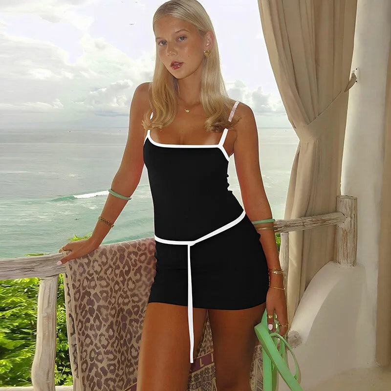 שמלת מיני צמודה בעיטור חגורה דקה - LOLI