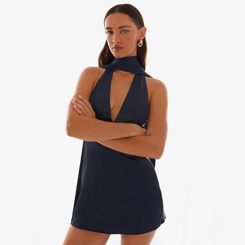 שמלת מיני סאטן מחשוף V בעיטור צעיף תואם - קרינה