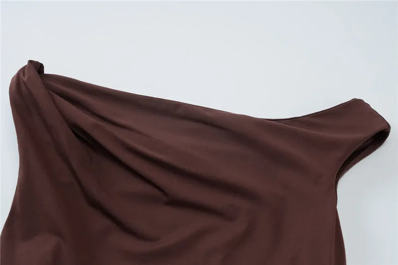 שמלת מקסי בעיצוב אסימטרי בעיטור שסע פתחים ואבזם - קורל