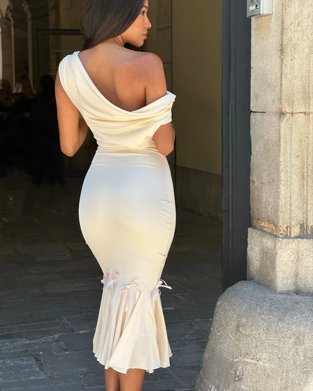 שמלת מידי בגזרת בת ים בעיטור פפיונים כתפיות נופלות - Maren