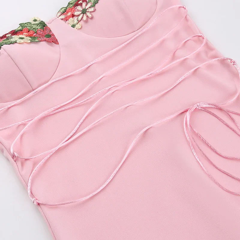 שמלת מקסי בעיטור רקמת וכתפיות פרחים בעיצוב חוט קשירה - הלינה