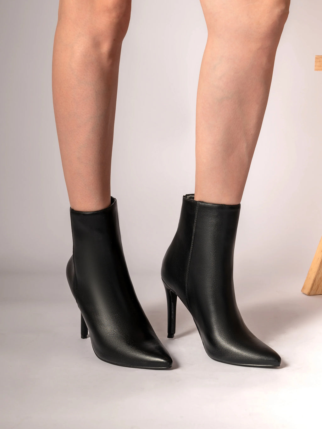 מגפי עקב דמוי עור שפיץ - טלי