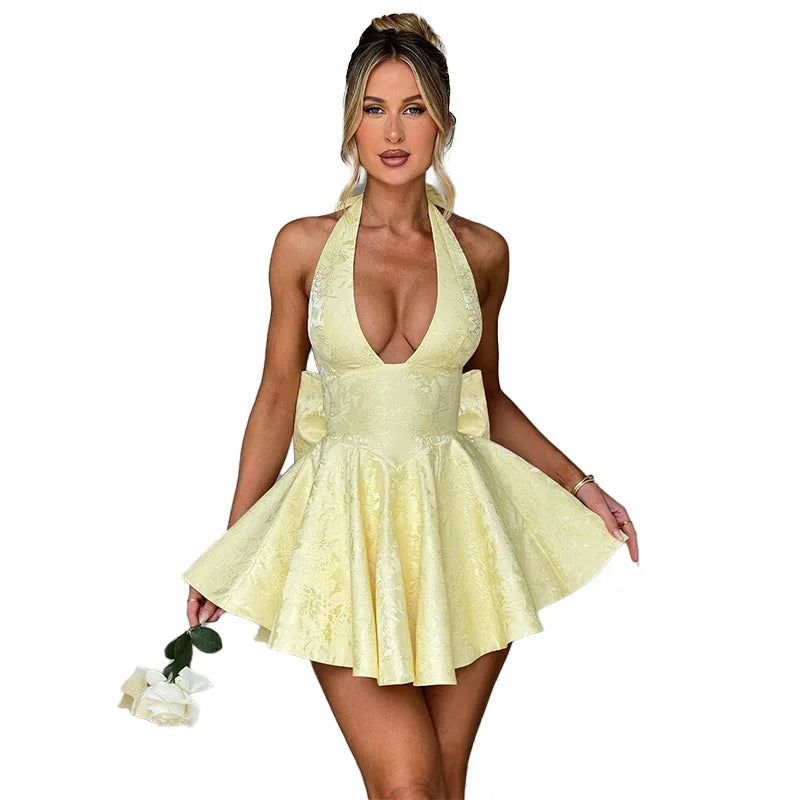 שמלת מיני רקמת איורי פרחים בגזרת A בעיטור פפיון בגב בעיצוב קשירה בגב להצמדה במותן וקשירה בצוואר - Pearl