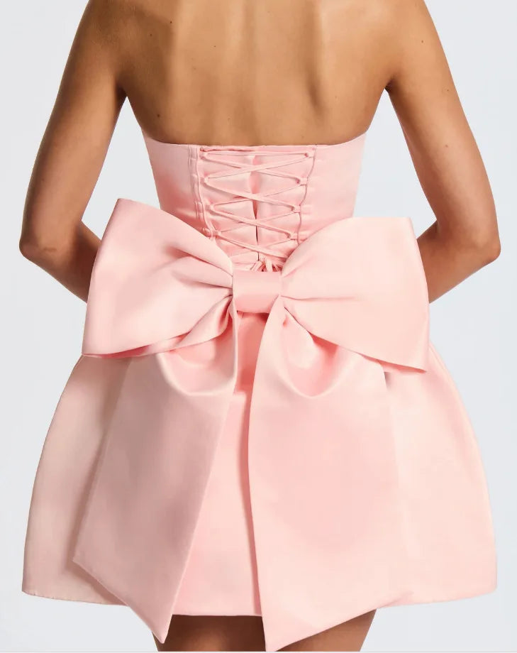 שמלת מיני סאטן בגזרת A בעיטור פפיון קשירה בגב להצמדה במותן - ליליה