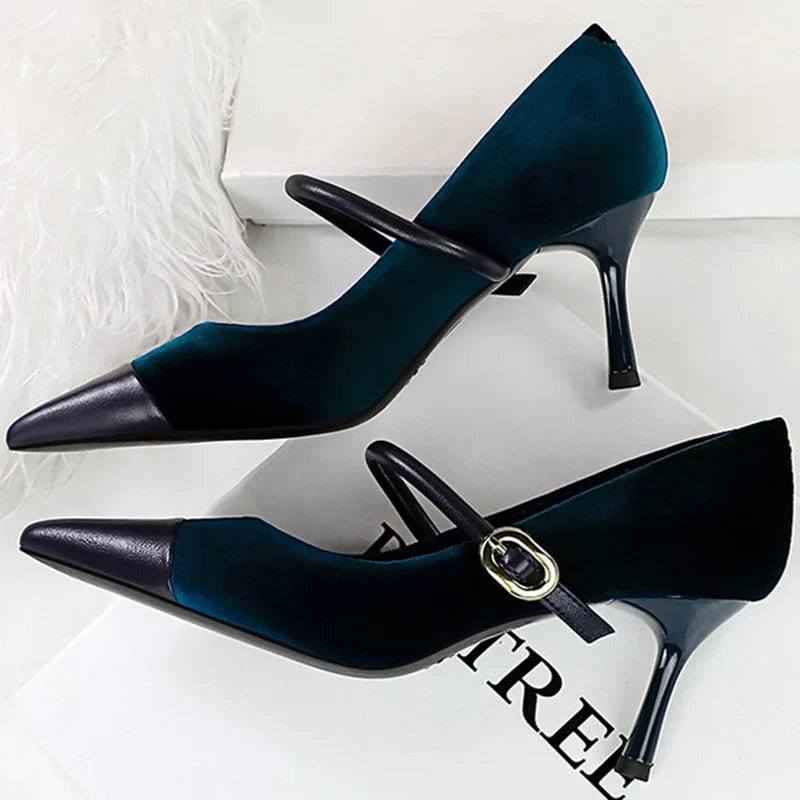 נעלי עקב שפיץ בעיטור אבזם בד קטיפה בשילוב דמוי עור - MABEL