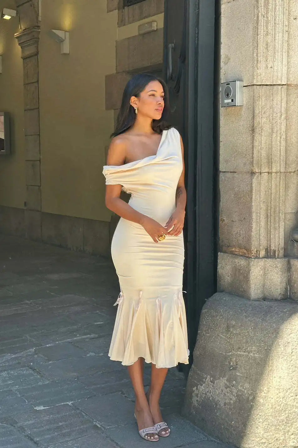 שמלת מידי בגזרת בת ים בעיטור פפיונים כתפיות נופלות - Maren