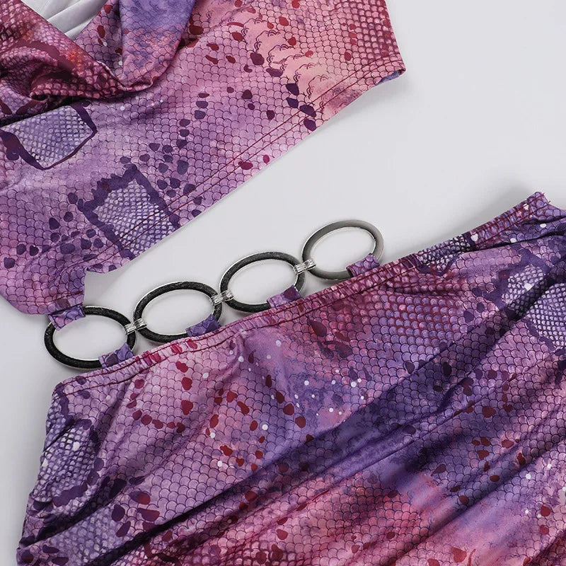 שמלת מיני בעיצוב חצוי בהדפס מיוחד בעיטור חישוקי אבזם - קמי