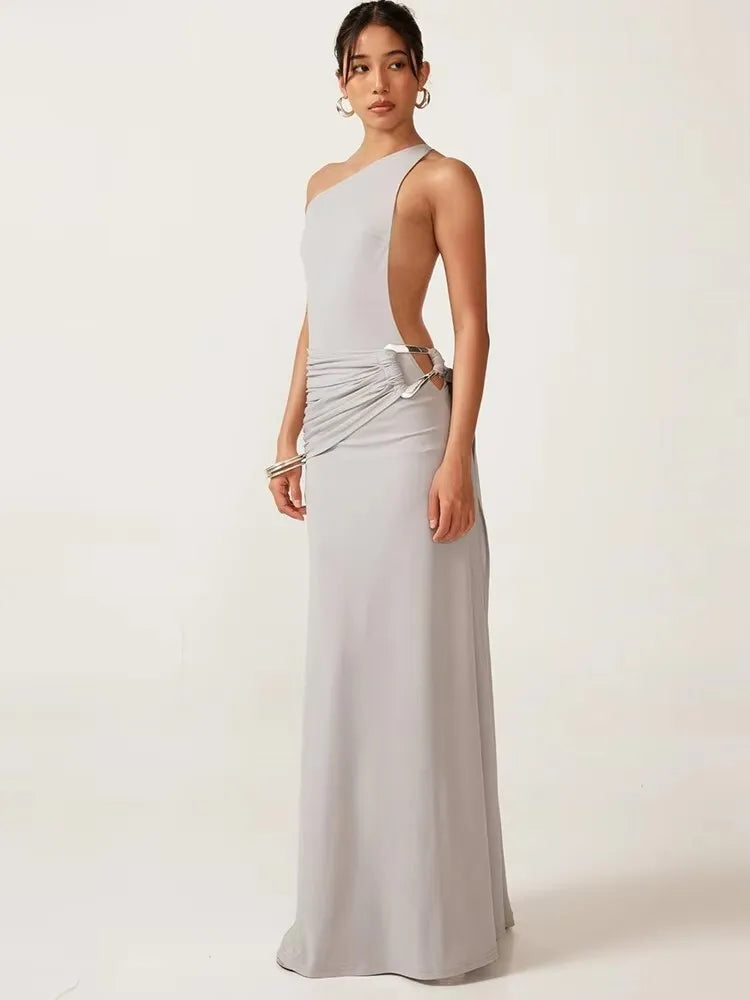 שמלת מקסי כתפיה אחת גב פתוח בעיטור כיווצים ואבזם - גוון