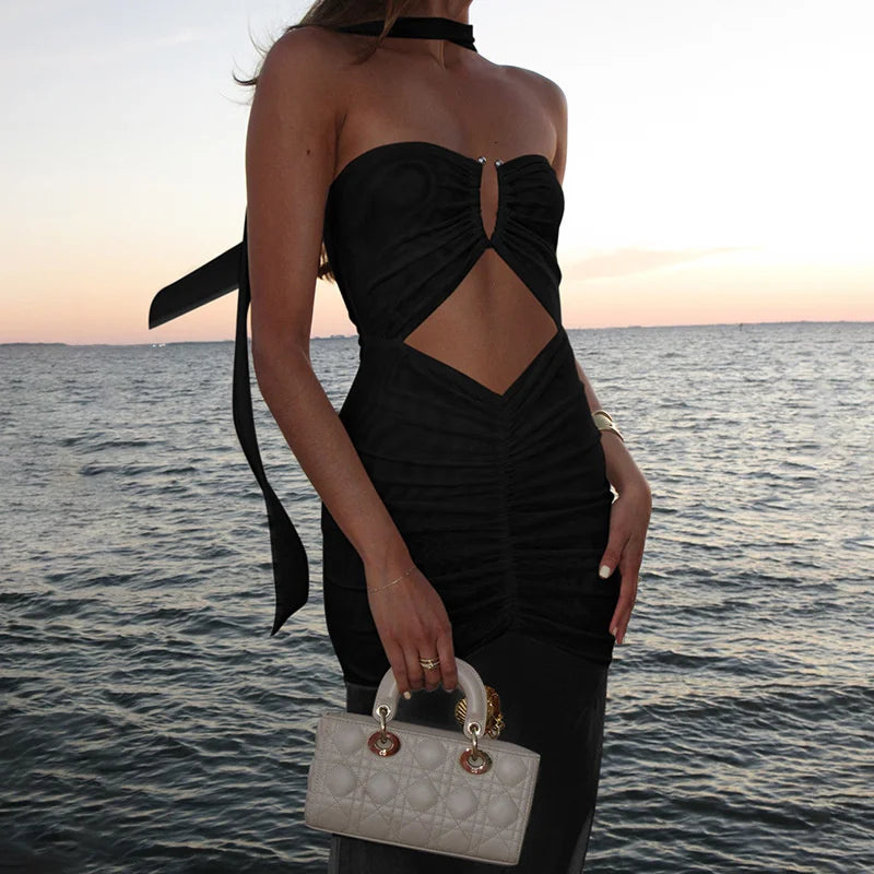 שמלת מקסי סטרפלס כיווצים בעיצוב פתח ורשת בעיטור אבזם וצעיף תואם - טולום