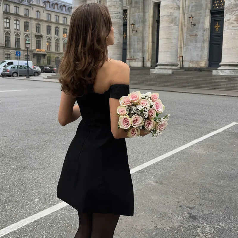 שמלת מיני בגזרת A כתפיים חשופות מחשוף V - AMOR