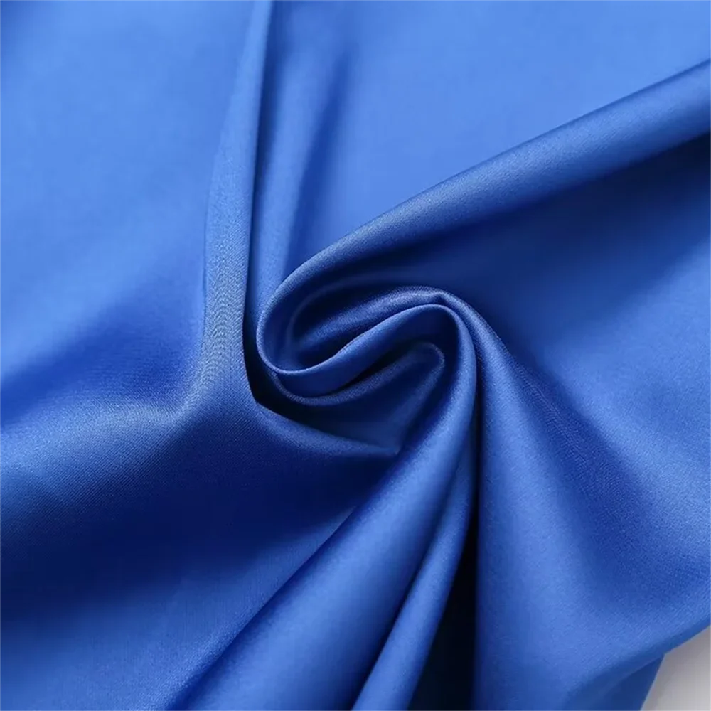 שמלת מידי סאטן בעיצוב כיווצים ומחשוף עמוק - ברי