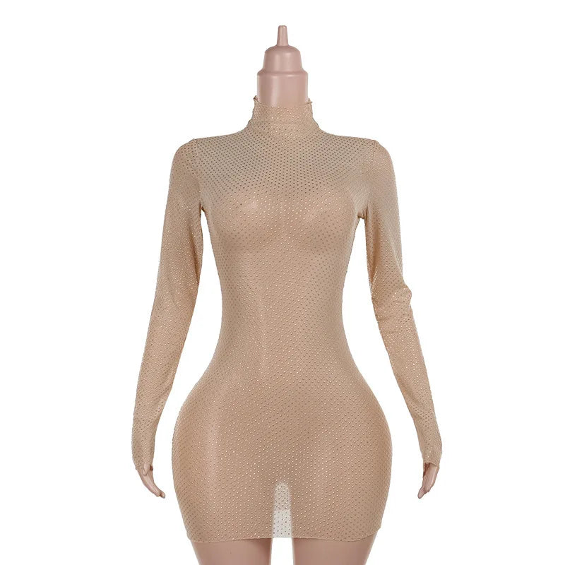 שמלת מיני צמודה בעיטור זרקונים מנצנצים בגזרת גולף - קארדי