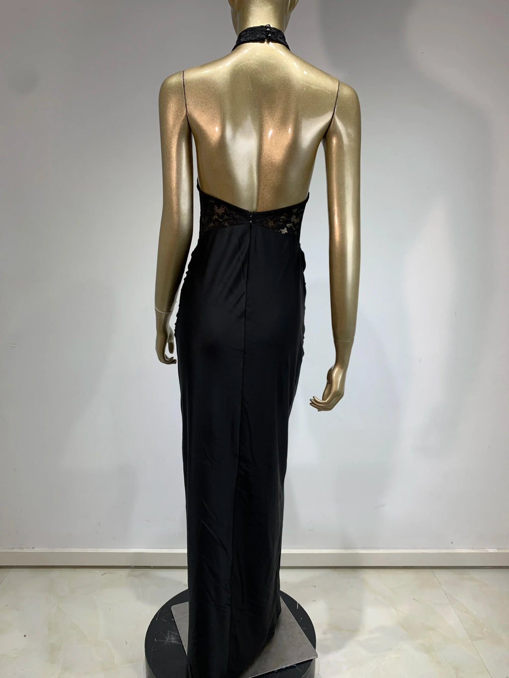 שמלת מקסי כיווצים בגזרת קולר בעיצוב תחרה אטומה גב פתוח - Elliana