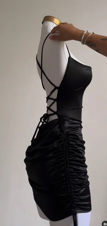 שמלת מיני סאטן בעיצוב חוטי קשירה להתאמת אורך וכיווצים - טארה