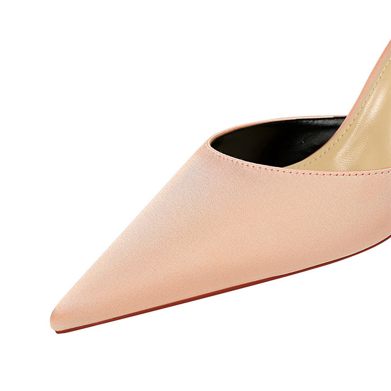 נעלי עקב שפיץ בד משי בעיטור פפיון - BIANCA