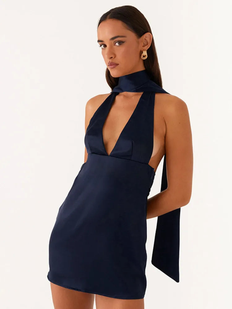 שמלת מיני סאטן מחשוף V בעיטור צעיף תואם - קרינה