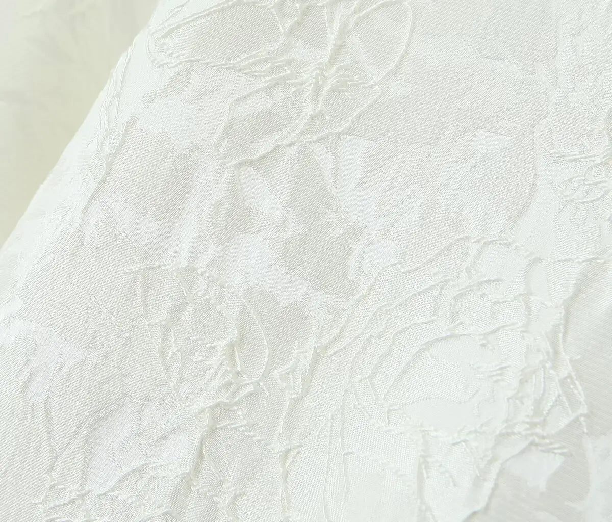 שמלת מיני בעיצוב רקמת איורי פרחים בעיטור תחרה - בלנקה