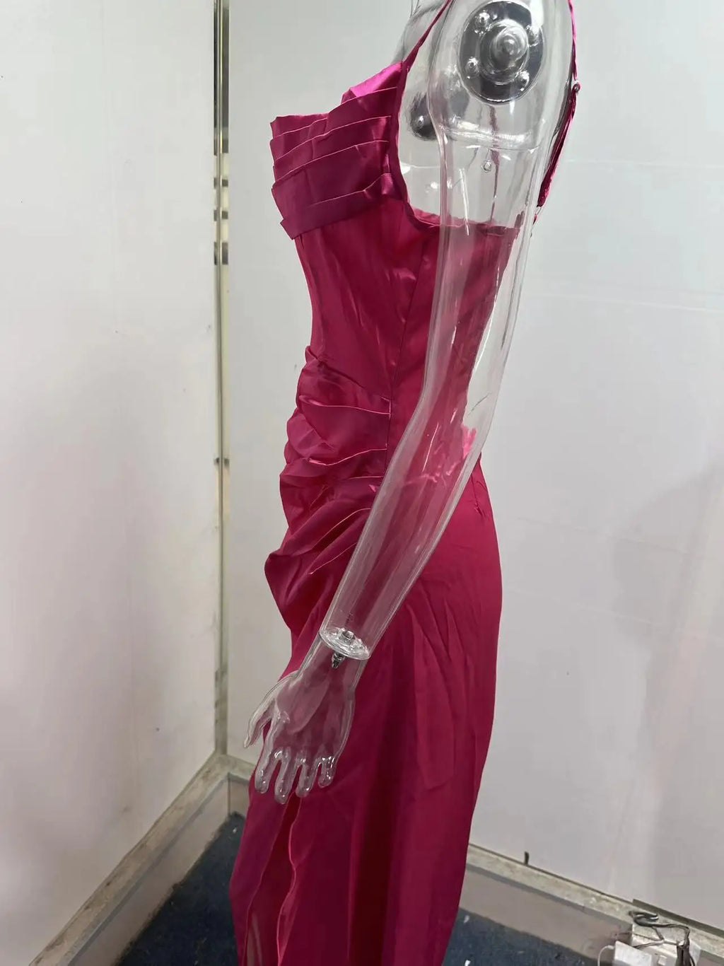 שמלת מקסי סאטן בגזרת A בעיצוב קיפולים ושסע עמוק - אנסטסיה