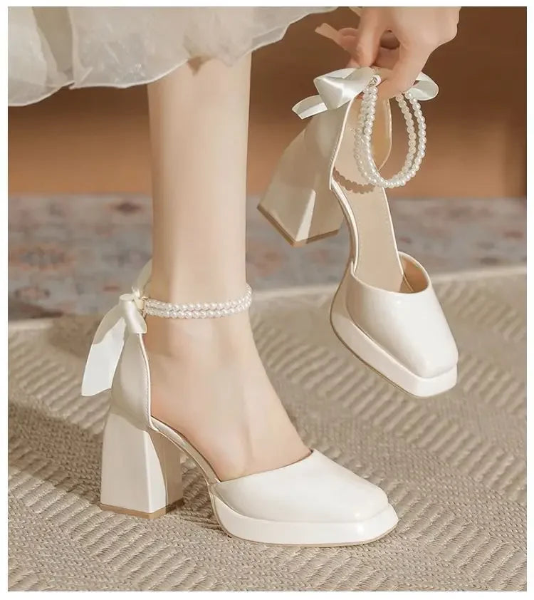 נעלי עקב דמוי עור מבריקות בעיטור פנינים ופפיון - ויויאן