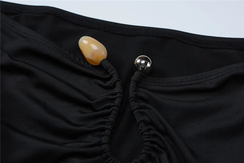 חולצה צמודה כתפיים חשופות בעיטור אבזם - סטייס