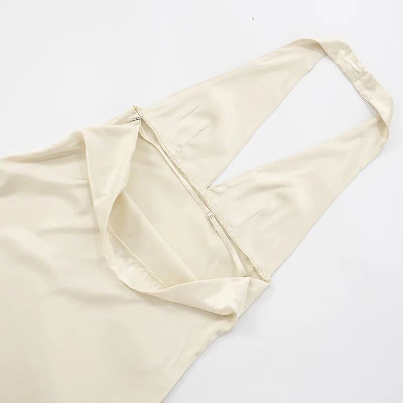 שמלת מיני סאטן מחשוף V בעיטור צעיף תואם - קרינה